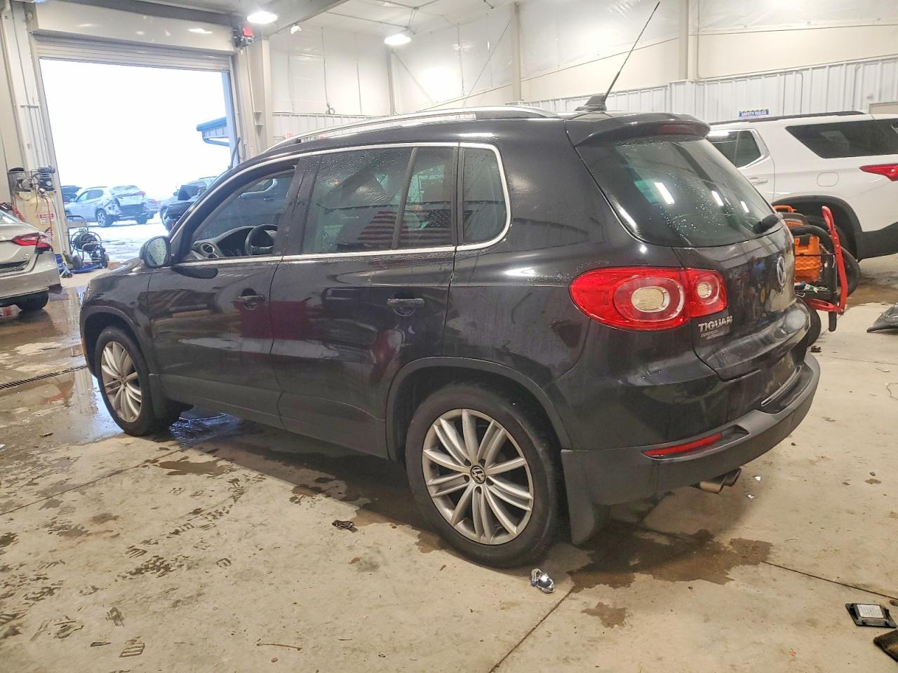 2011 VOLKSWAGEN TIGUAN S photo 2