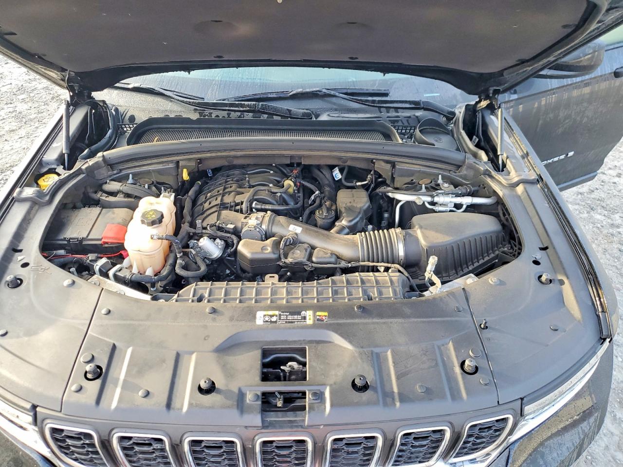2023 JEEP GRAND CHEROKEE LAREDO photo 11