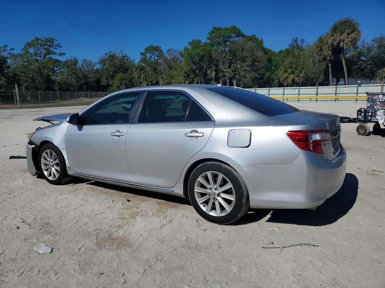 2013 TOYOTA CAMRY SE photo 2