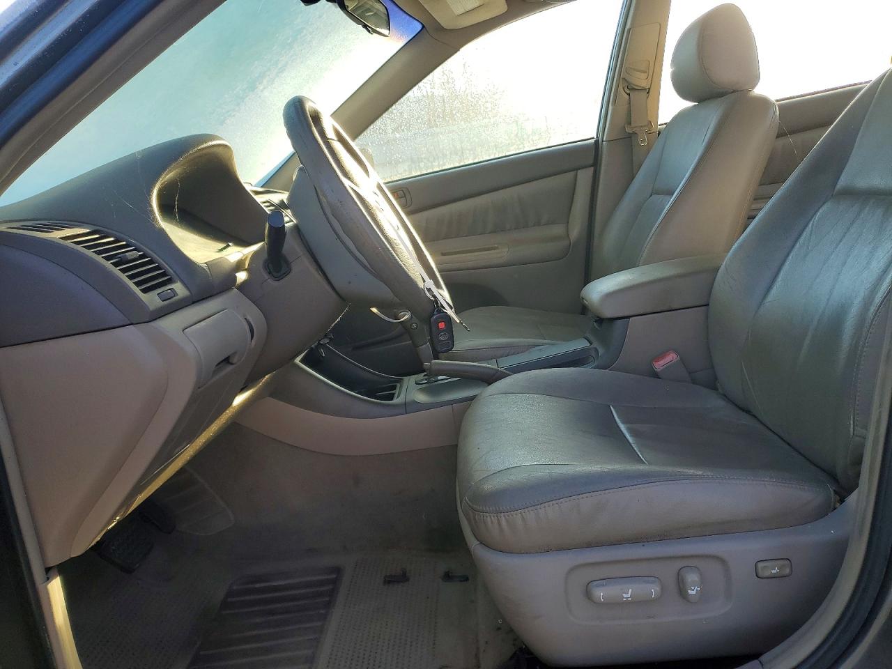 2004 TOYOTA CAMRY LE photo 13