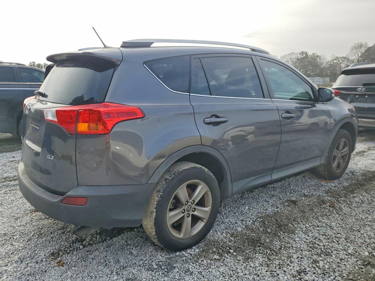 2015 TOYOTA RAV4 XLE photo 3