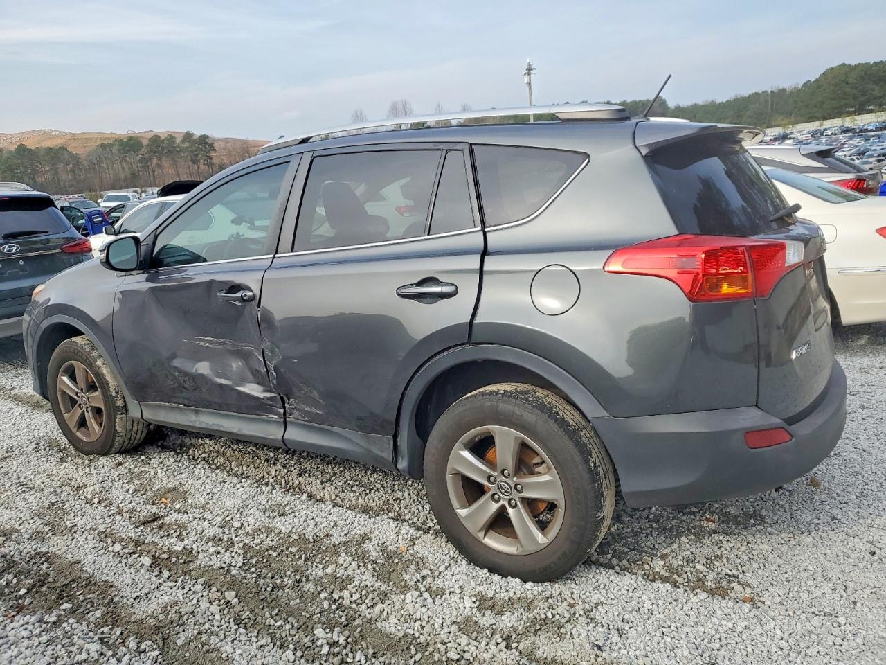 2015 TOYOTA RAV4 XLE photo 2