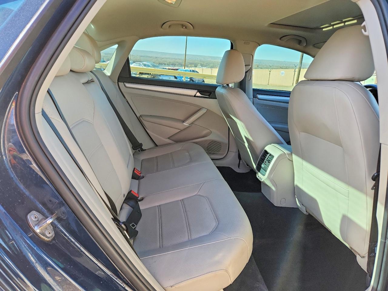 2021 VOLKSWAGEN PASSAT SE photo 10