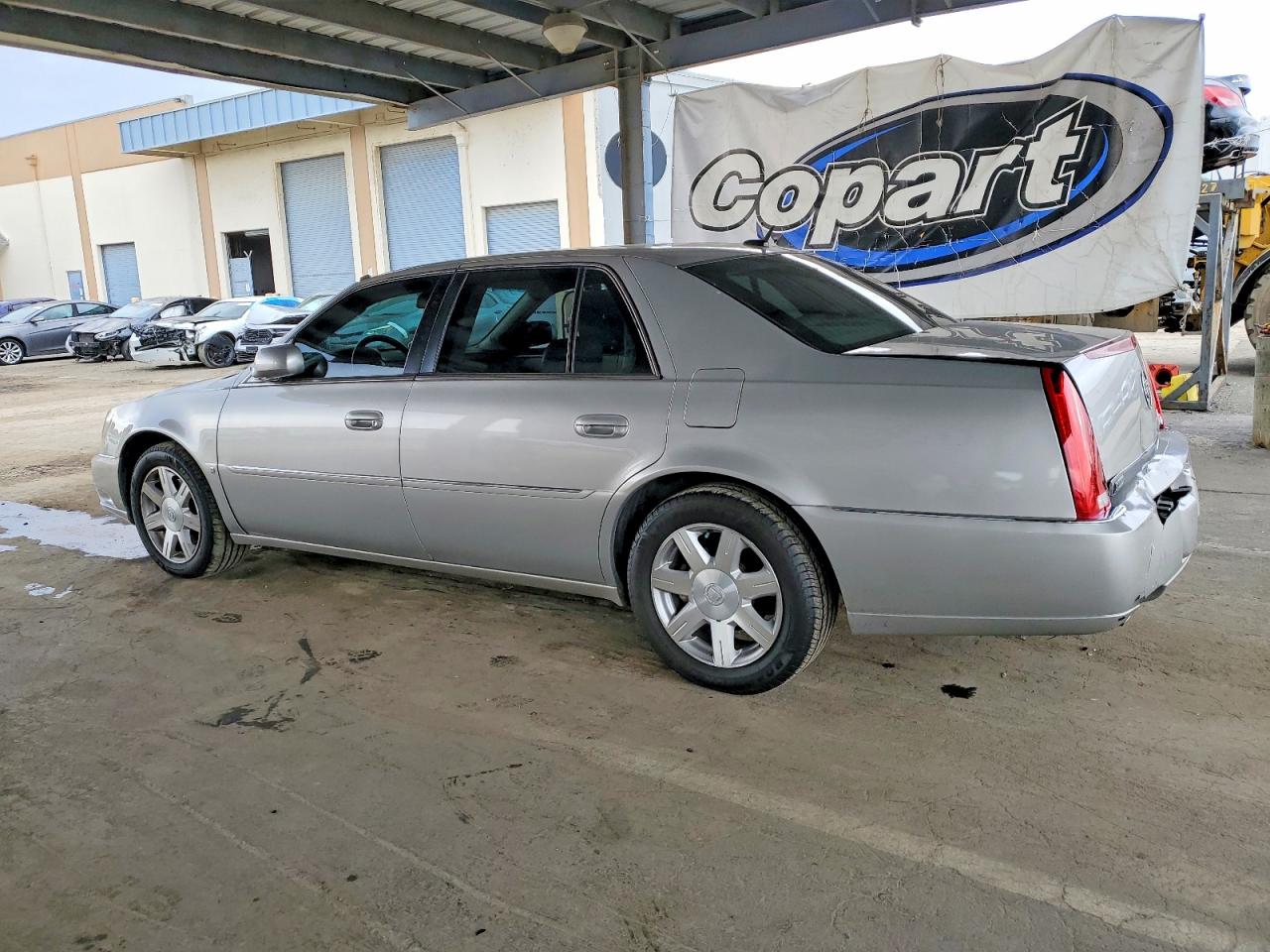 2007 CADILLAC DTS photo 2