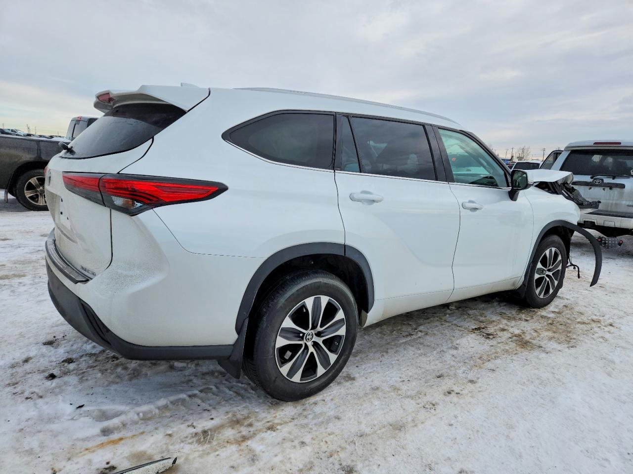 2022 TOYOTA HIGHLANDER XLE photo 3