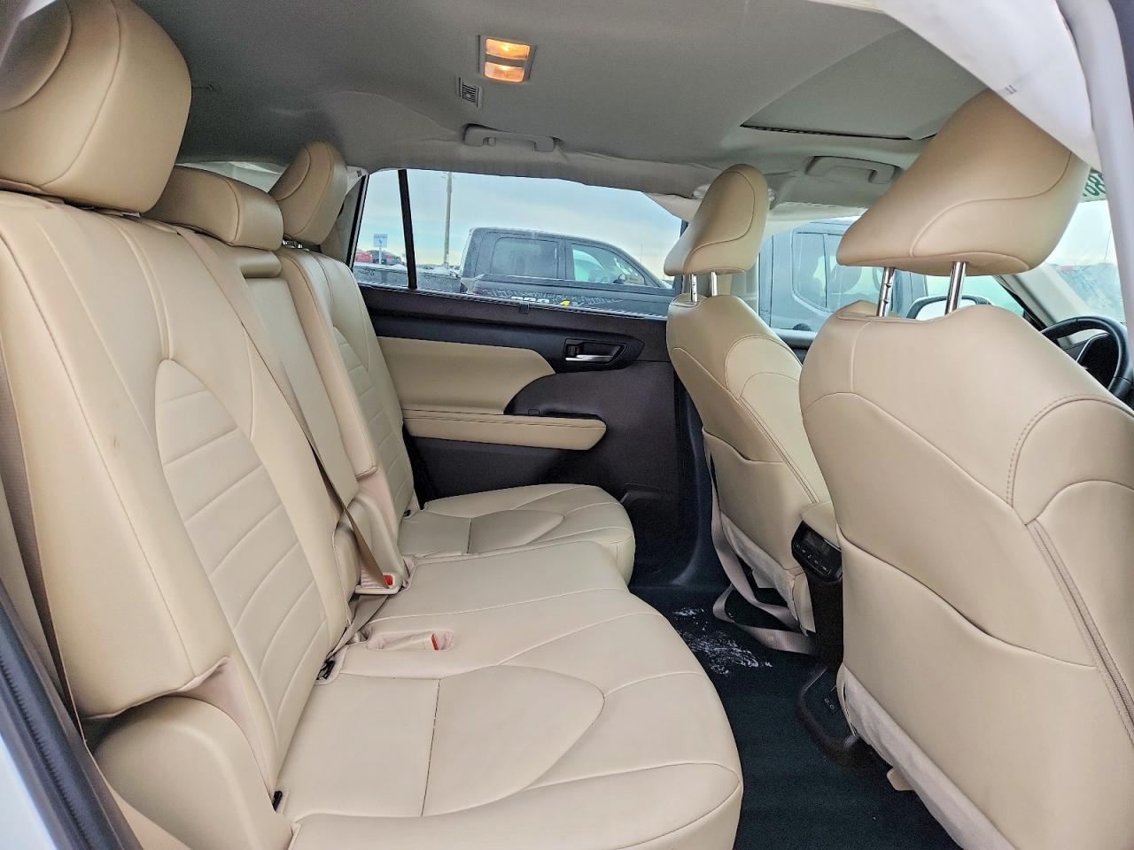 2022 TOYOTA HIGHLANDER XLE photo 11