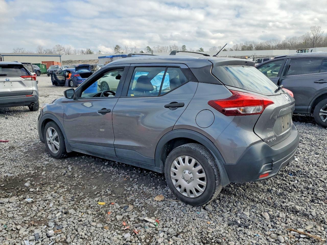 2018 NISSAN KICKS S photo 2