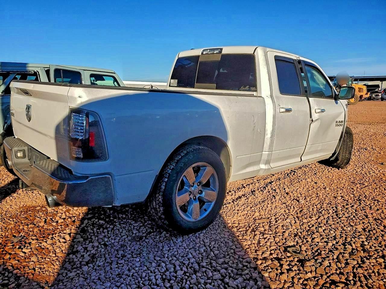 2015 RAM 1500 SLT photo 3