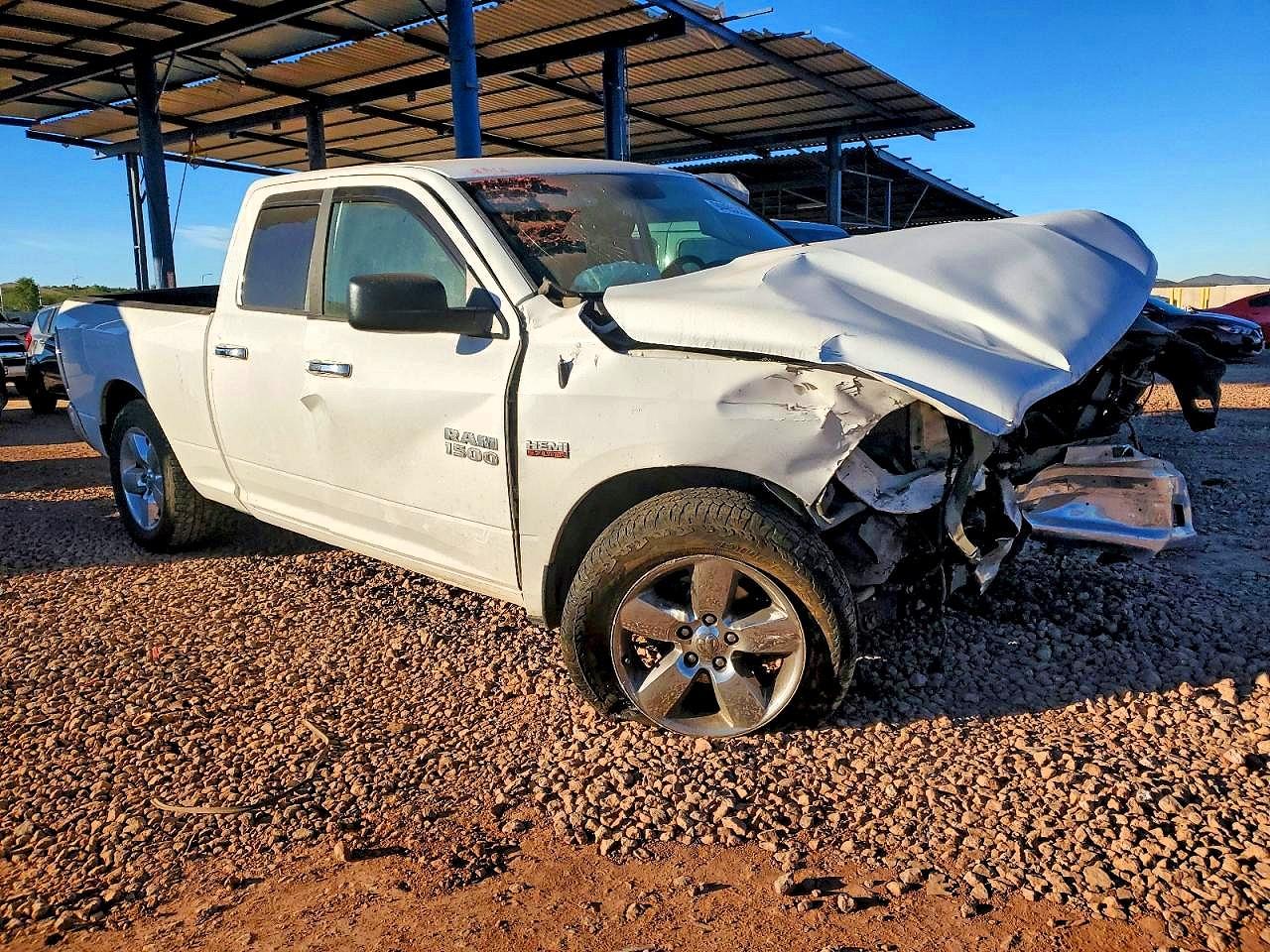 2015 RAM 1500 SLT photo 4