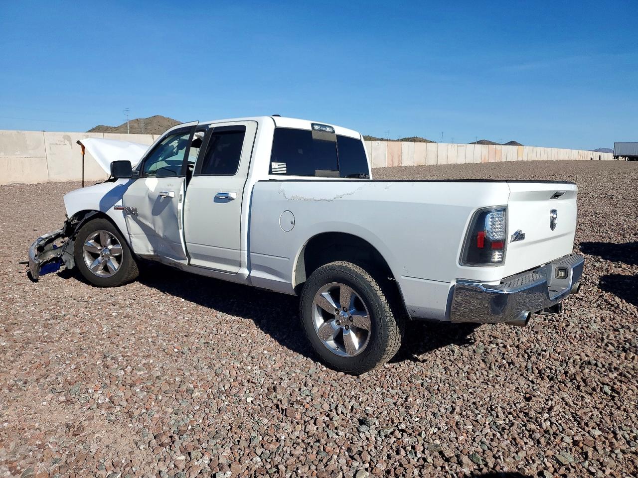 2015 RAM 1500 SLT photo 2