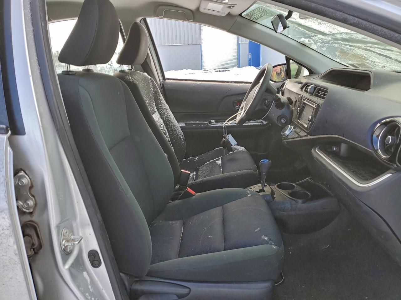 2015 TOYOTA PRIUS C photo 13