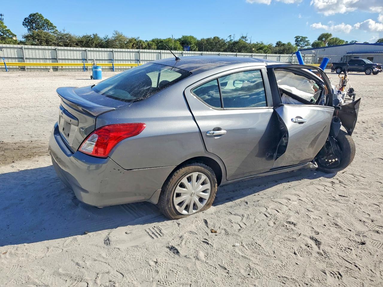 2018 NISSAN VERSA S photo 3