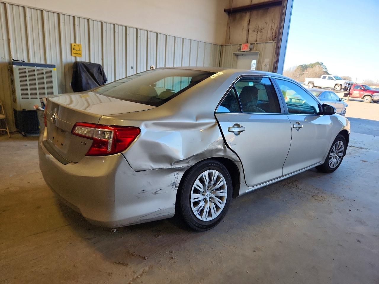 2014 TOYOTA CAMRY L photo 3