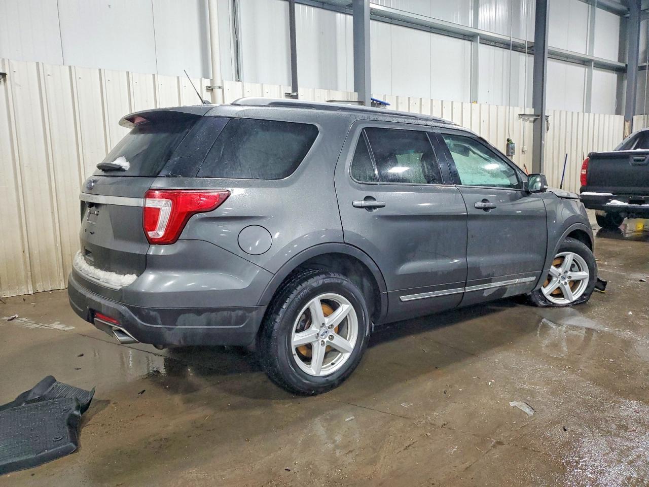 2018 FORD EXPLORER XLT photo 3