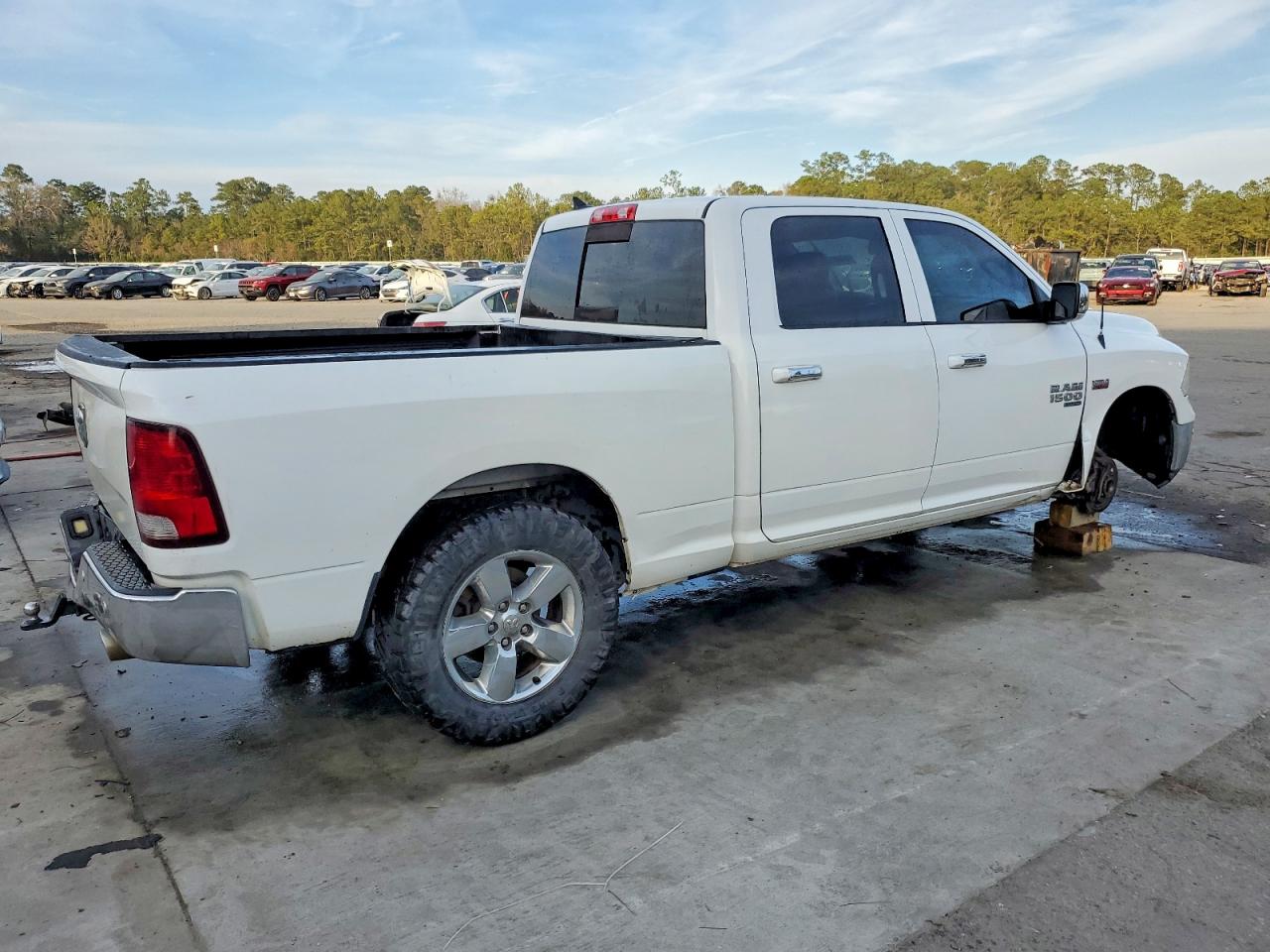 2019 RAM 1500 CLASSIC SLT photo 3