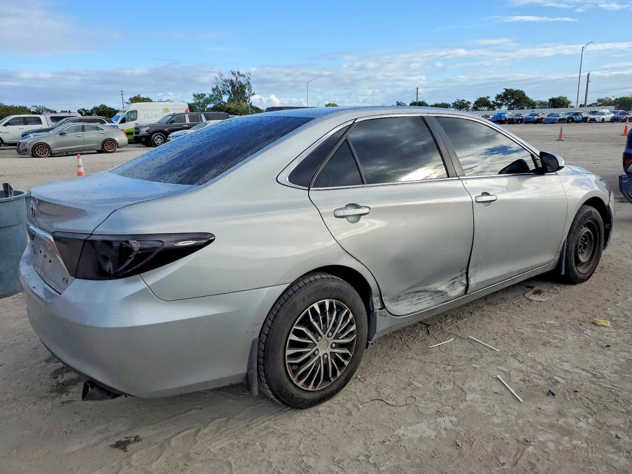 2016 TOYOTA CAMRY LE photo 3