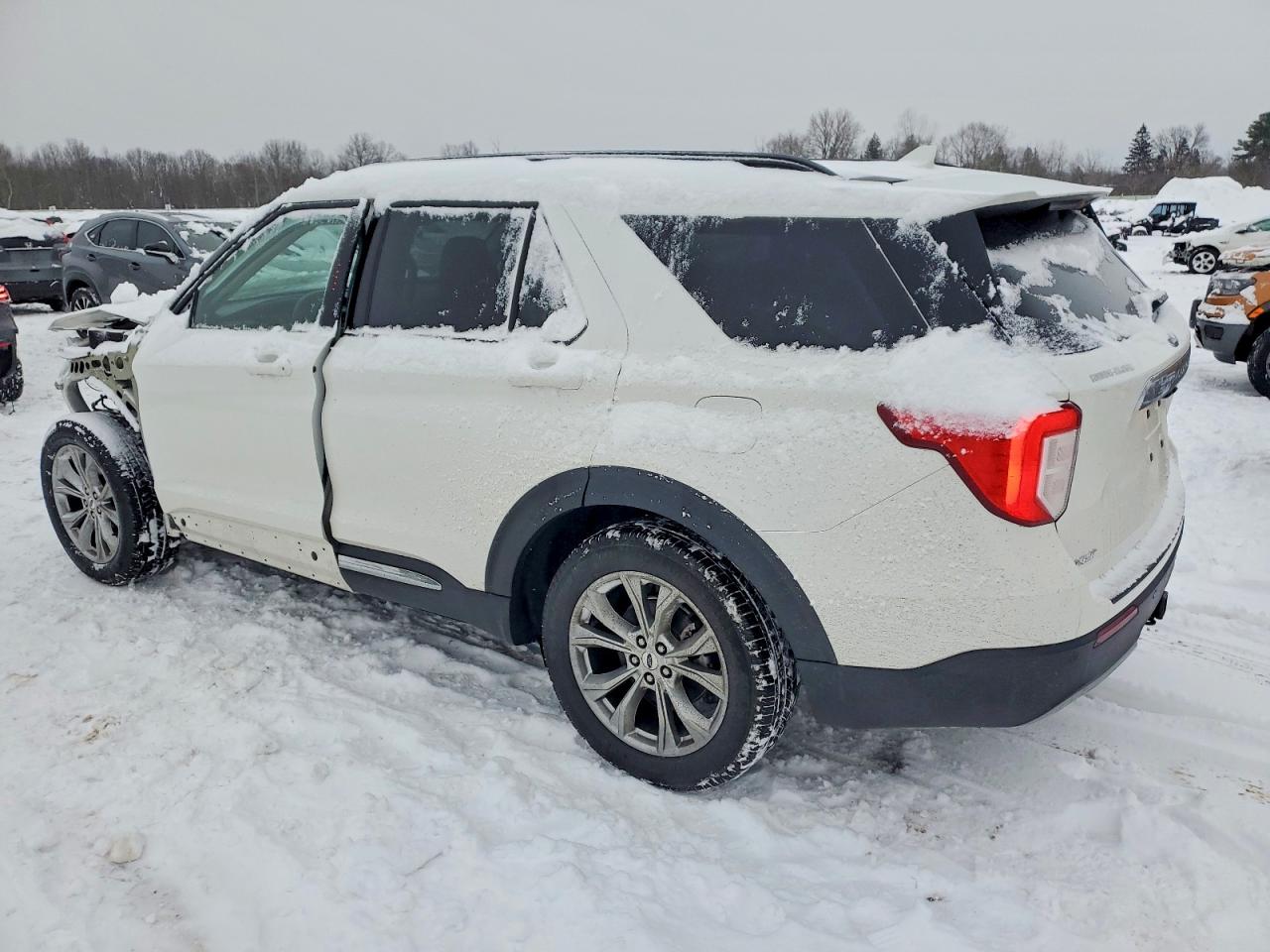 2024 FORD EXPLORER XLT photo 2