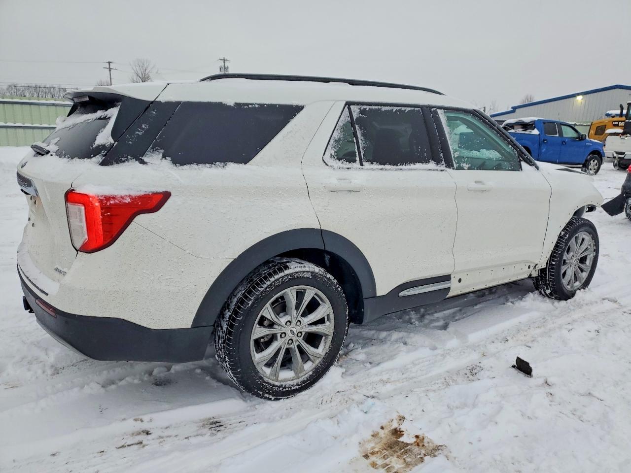 2024 FORD EXPLORER XLT photo 3