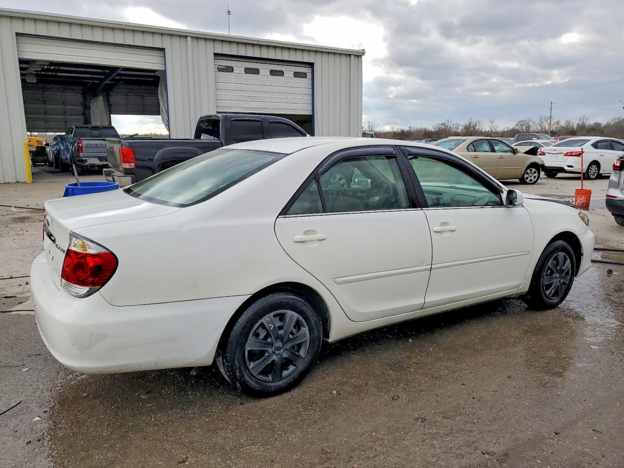 2005 TOYOTA CAMRY LE photo 3