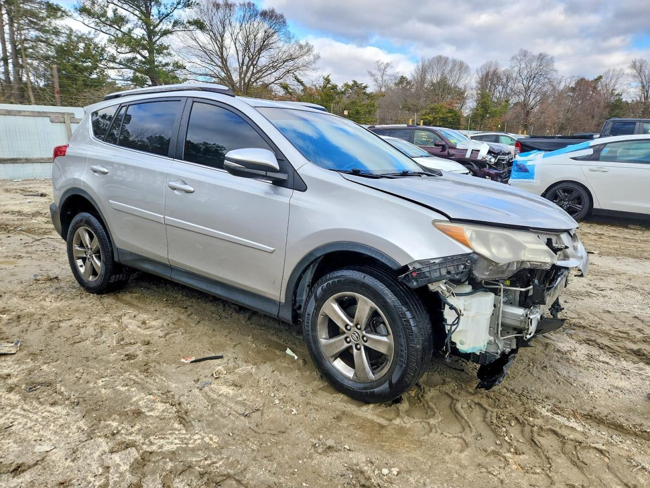 2015 TOYOTA RAV4 XLE photo 4