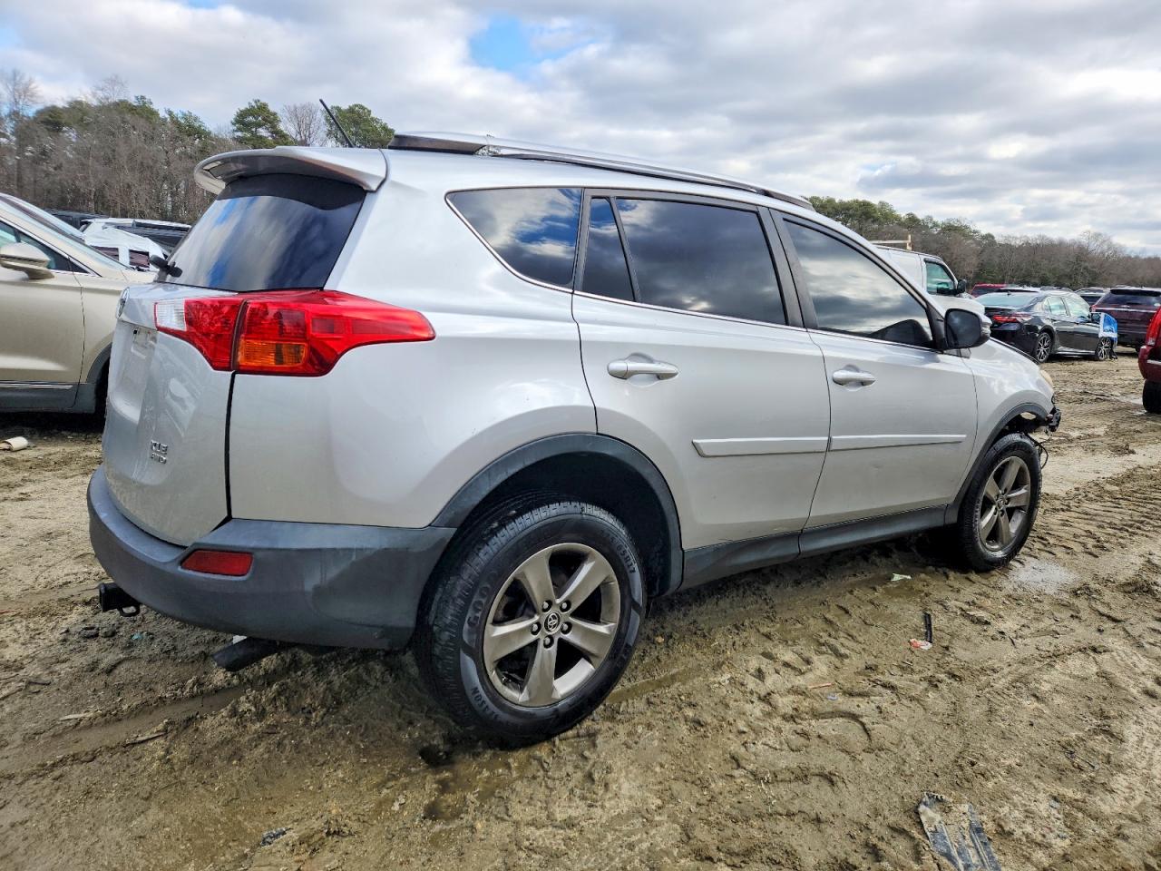 2015 TOYOTA RAV4 XLE photo 3