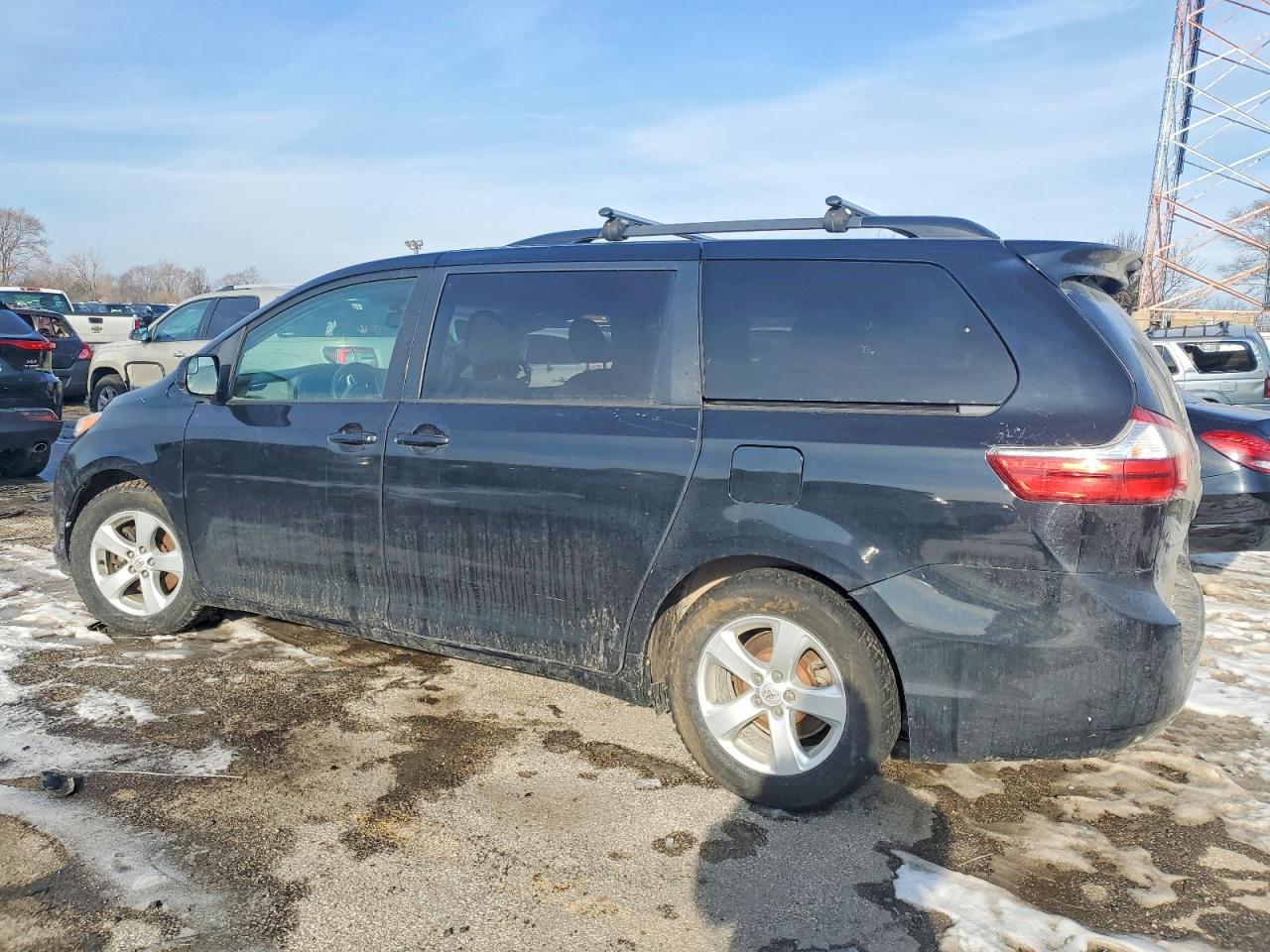 2015 TOYOTA SIENNA photo 3