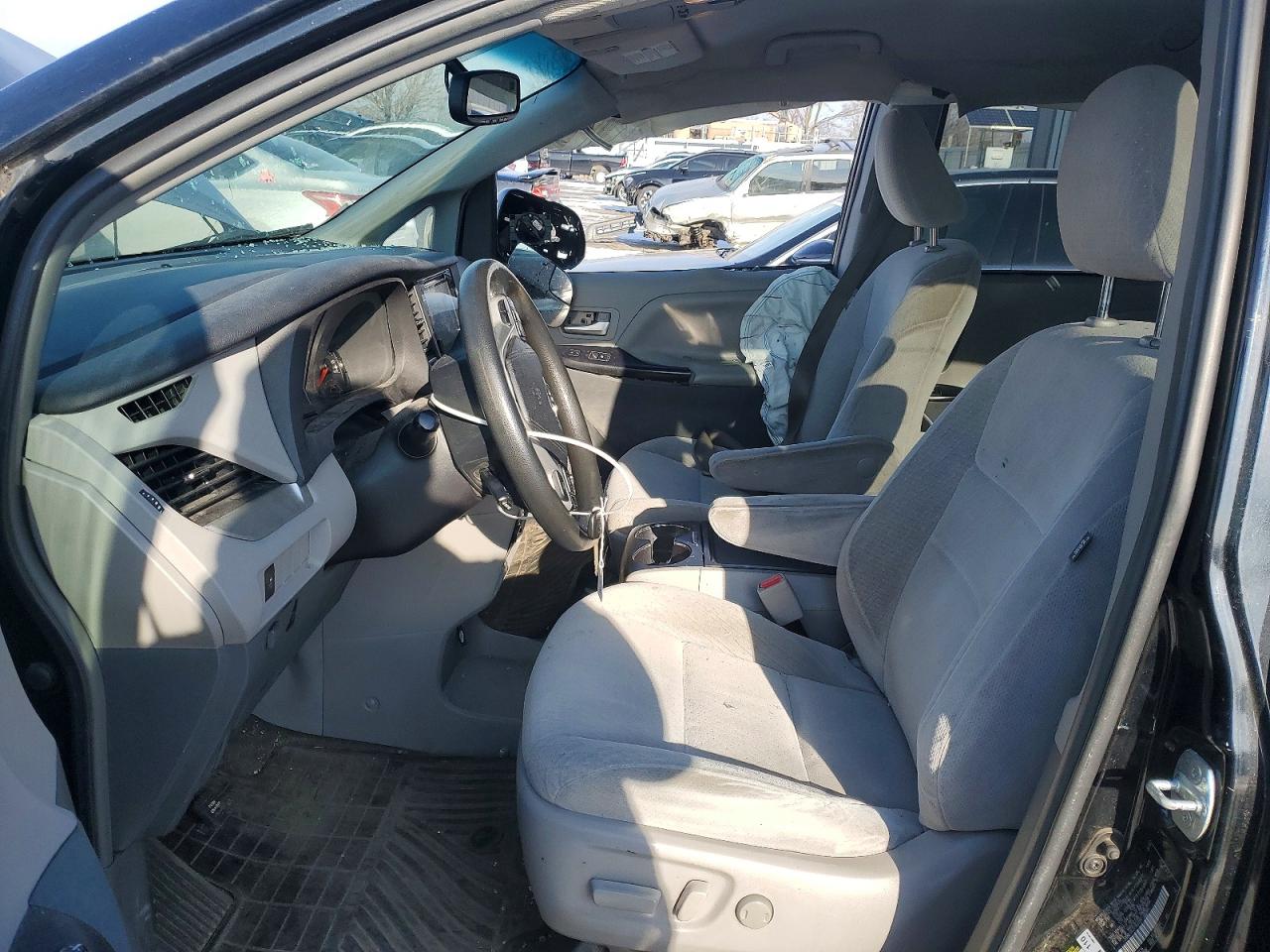 2015 TOYOTA SIENNA photo 13