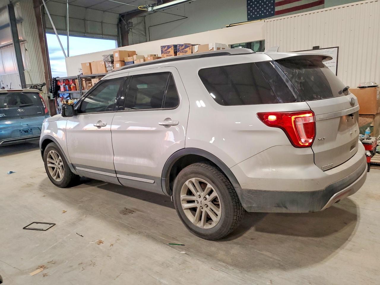 2017 FORD EXPLORER XLT photo 3