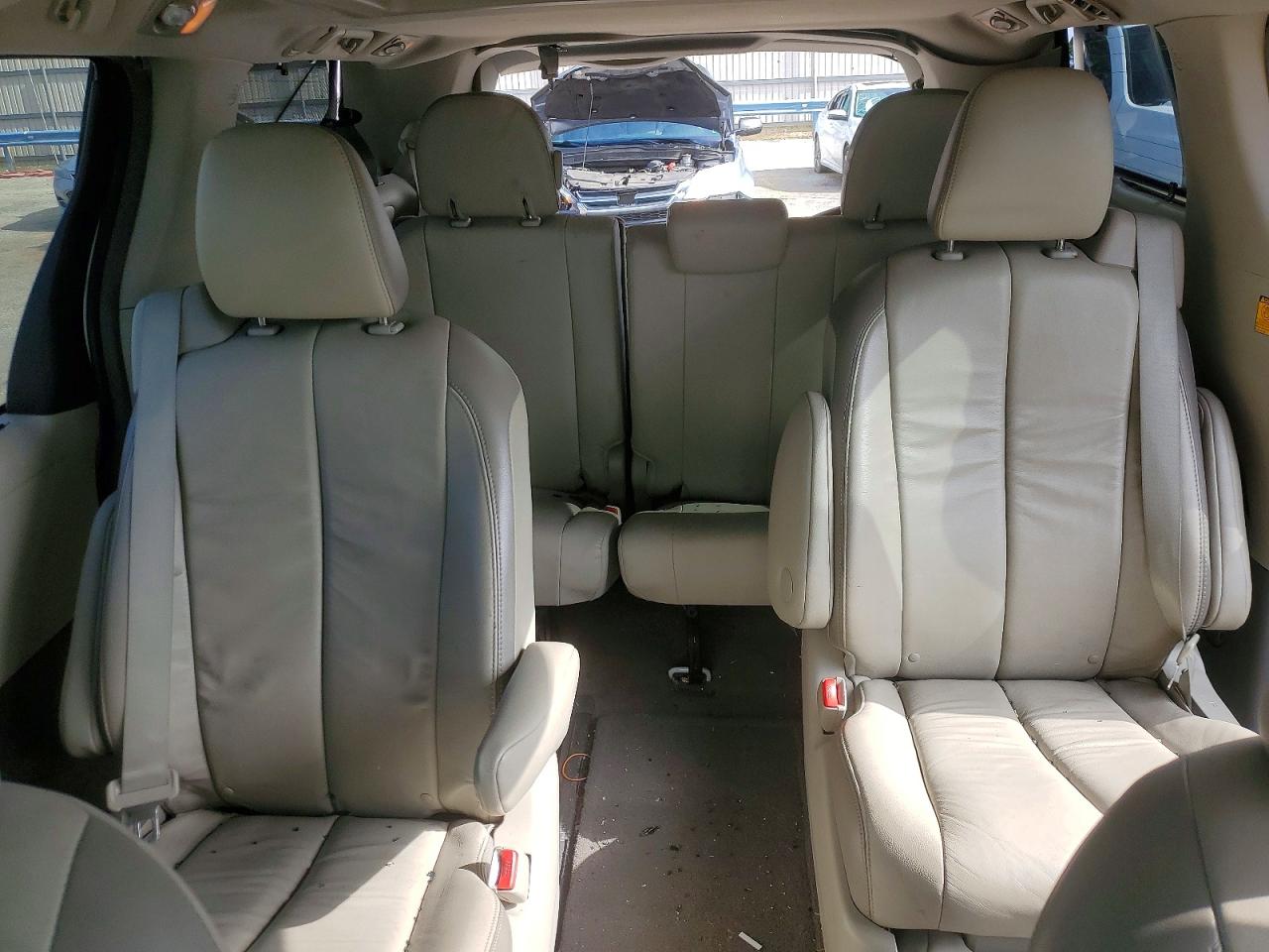 2013 TOYOTA SIENNA XLE photo 10