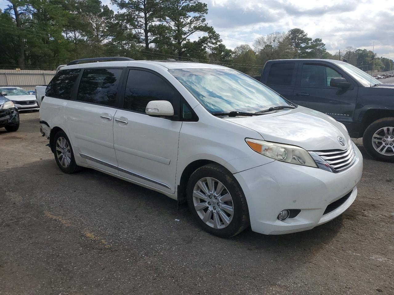 2013 TOYOTA SIENNA XLE photo 4