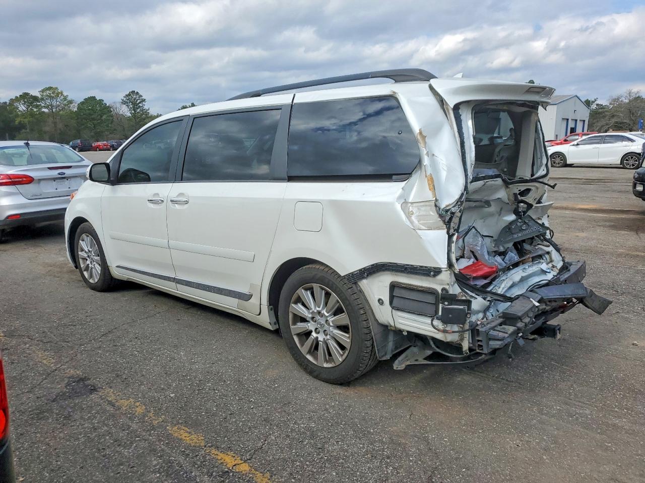 2013 TOYOTA SIENNA XLE photo 2