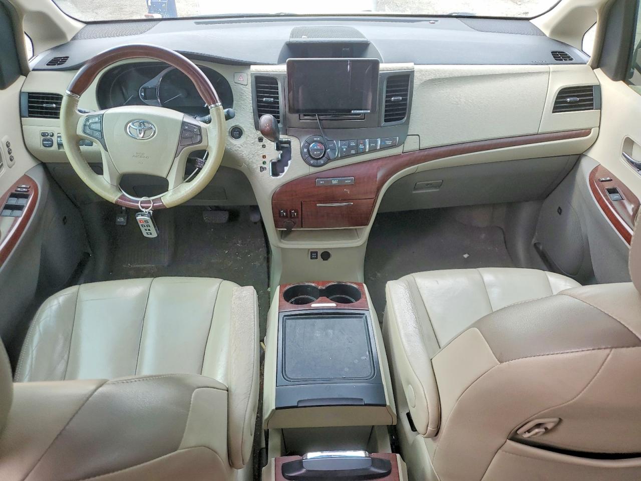 2013 TOYOTA SIENNA XLE photo 8