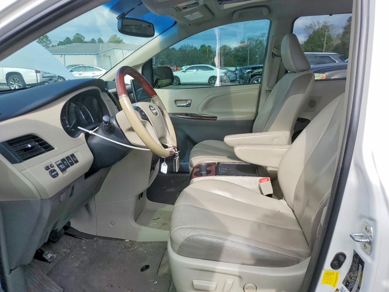 2013 TOYOTA SIENNA XLE photo 7