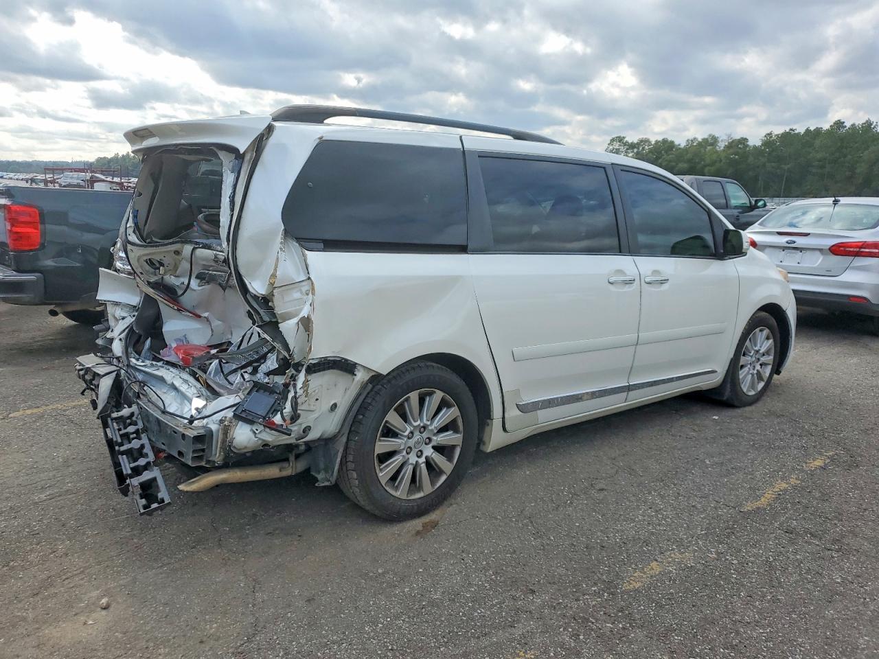 2013 TOYOTA SIENNA XLE photo 3