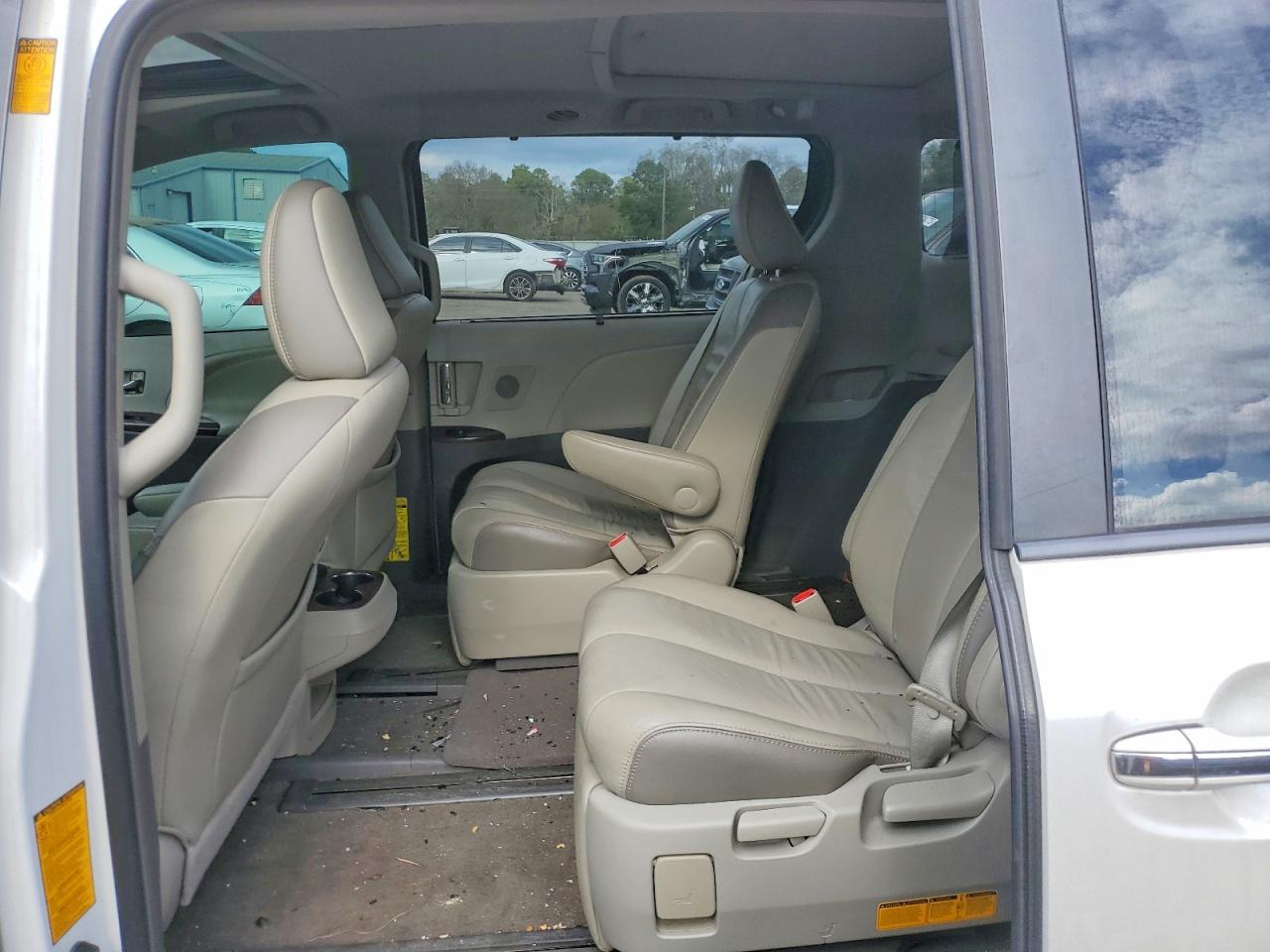 2013 TOYOTA SIENNA XLE photo 11