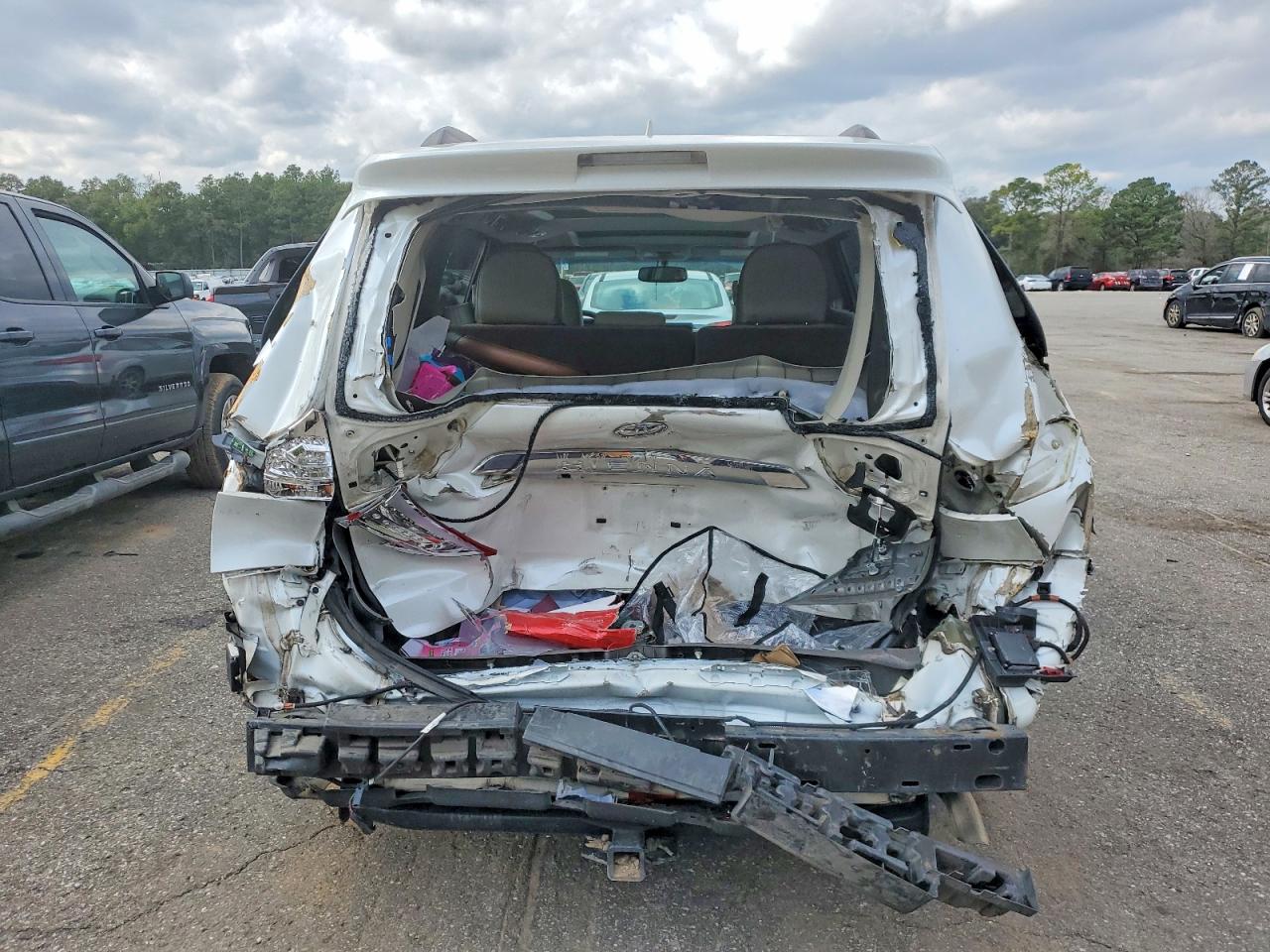 2013 TOYOTA SIENNA XLE photo 6
