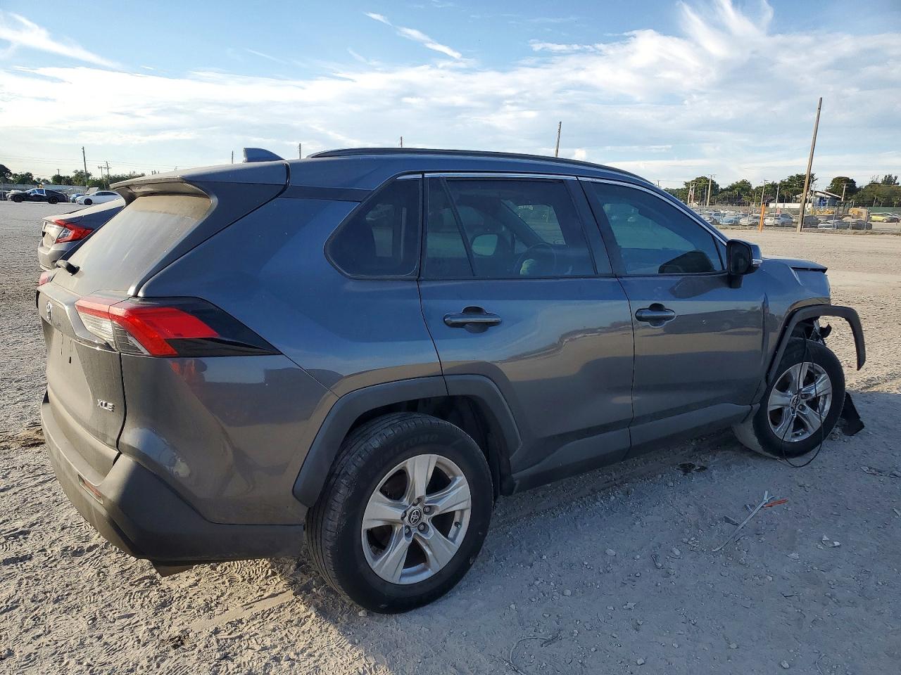 2021 TOYOTA RAV4 XLE photo 3