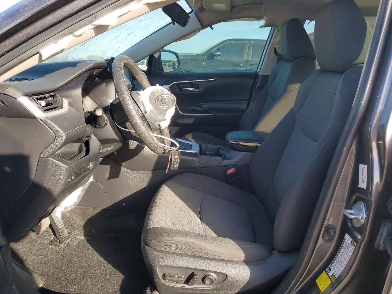 2021 TOYOTA RAV4 XLE photo 7