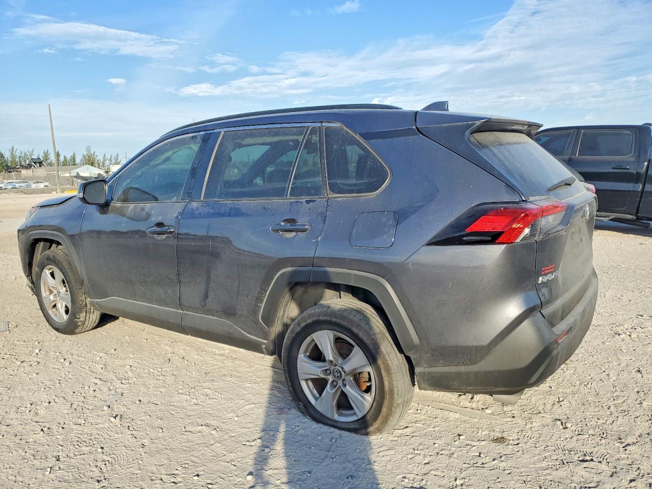 2021 TOYOTA RAV4 XLE photo 2