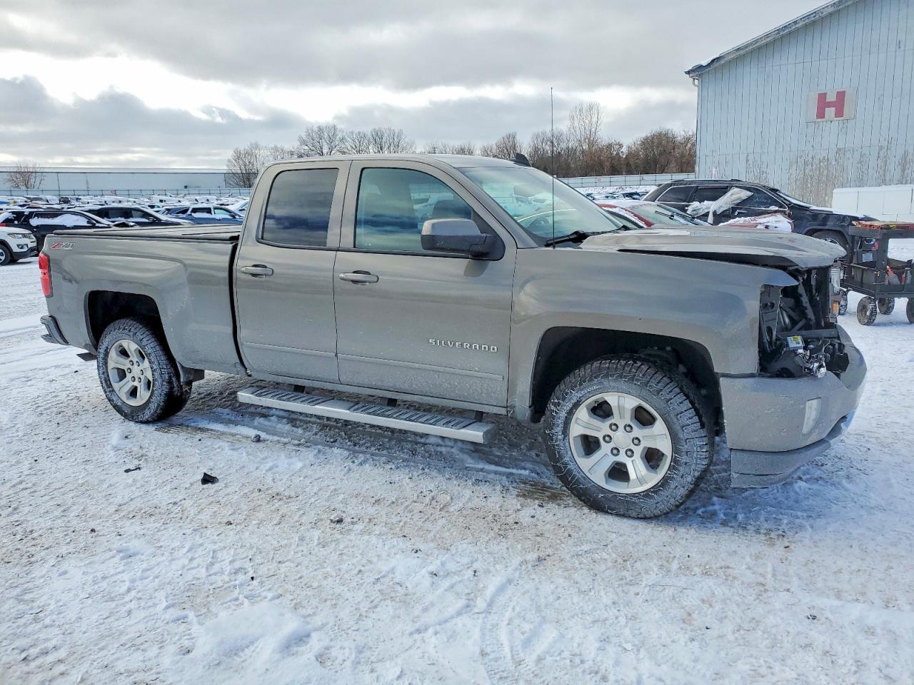 2017 CHEVROLET SILVERADO K1500 LT photo 4