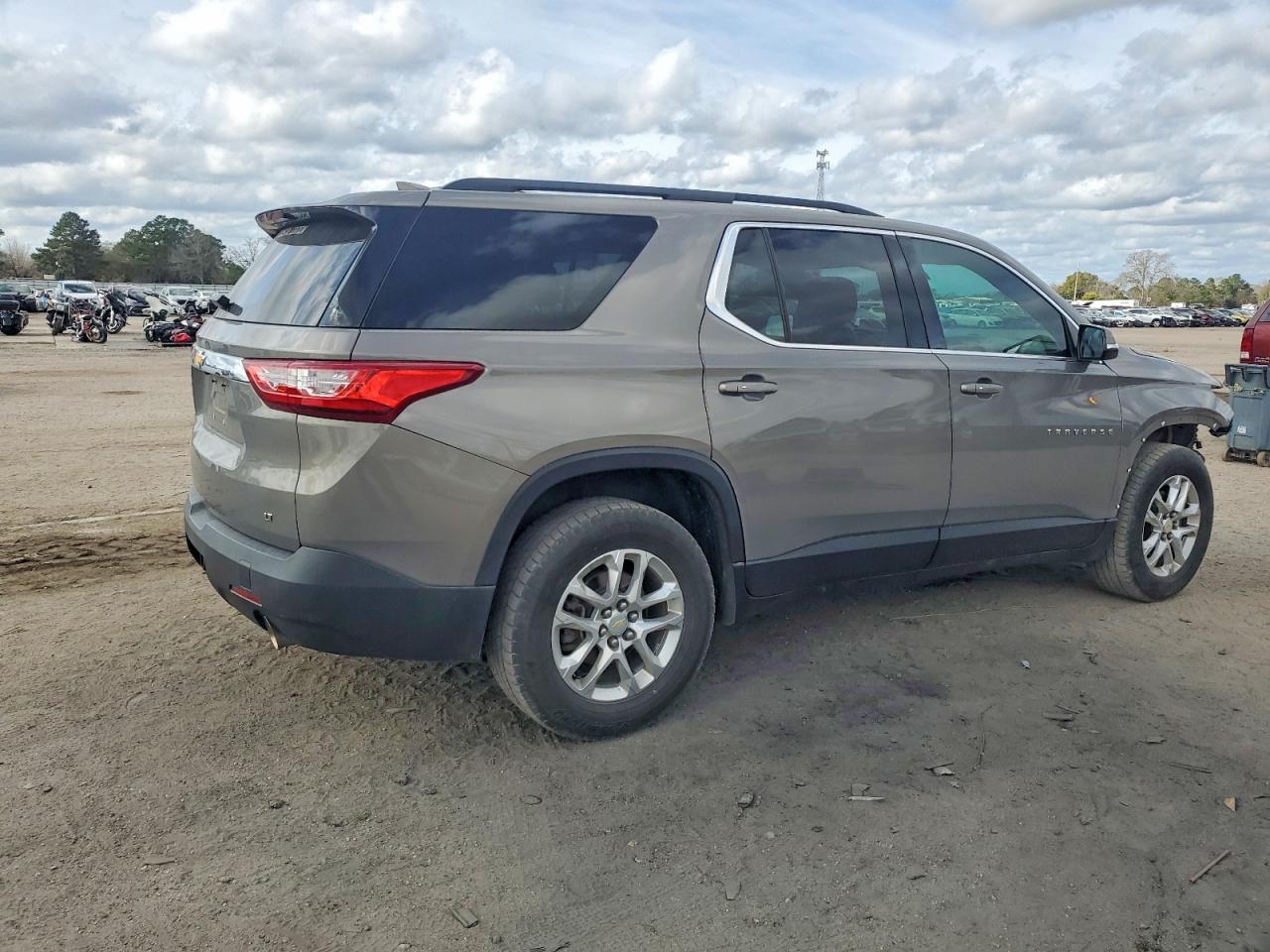 2019 CHEVROLET TRAVERSE LT photo 3