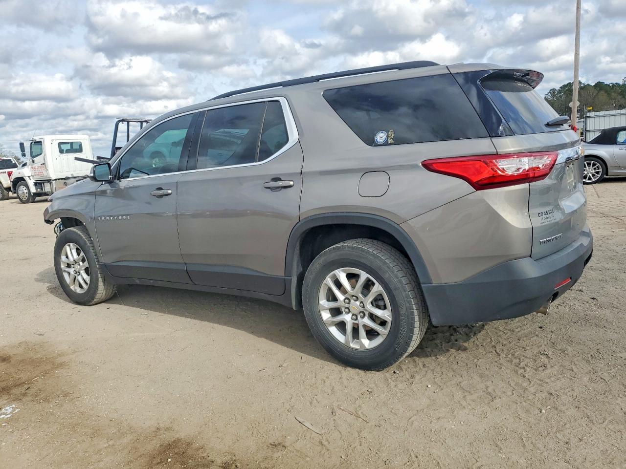 2019 CHEVROLET TRAVERSE LT photo 2