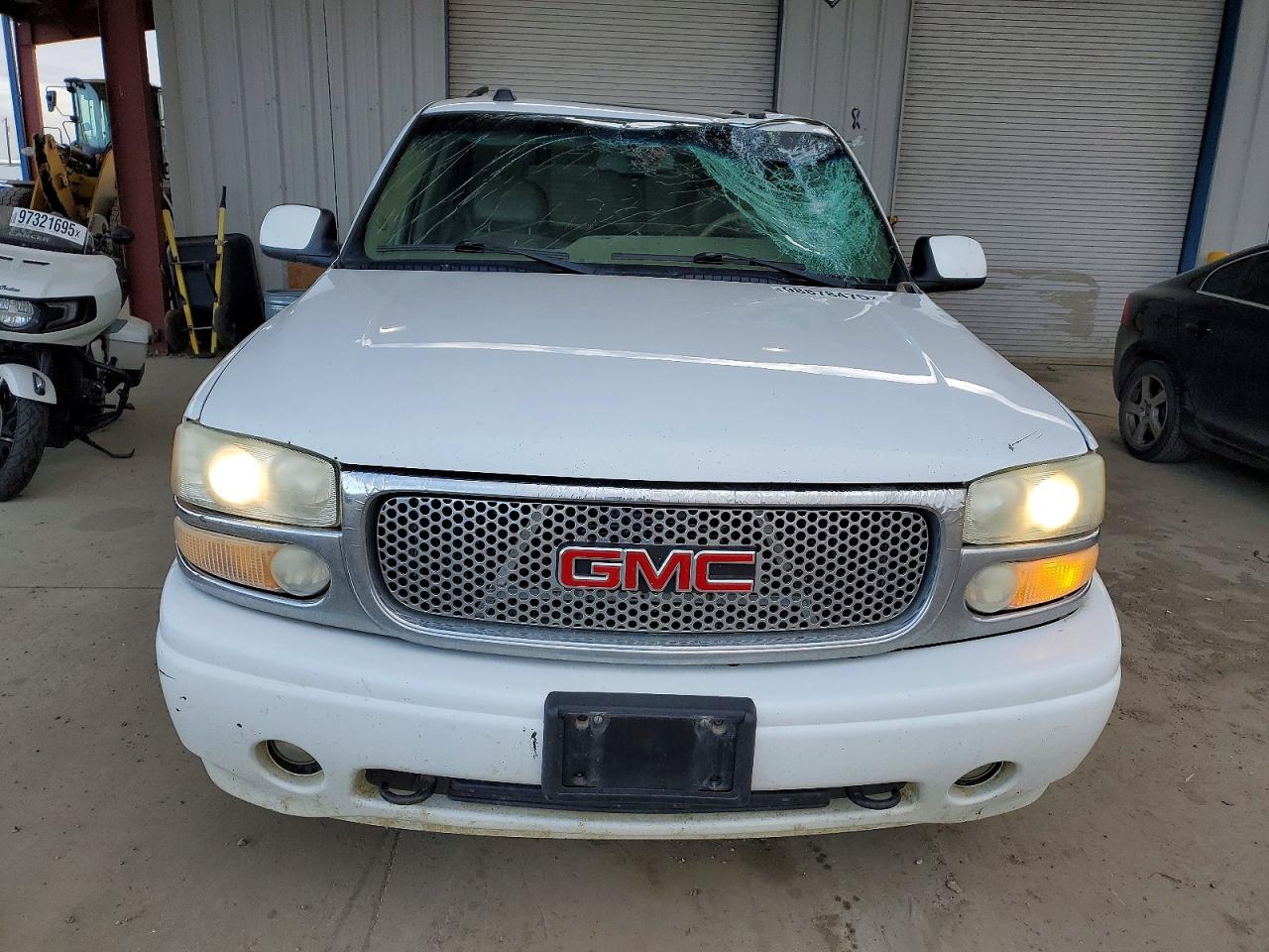2004 GMC YUKON XL DENALI photo 9