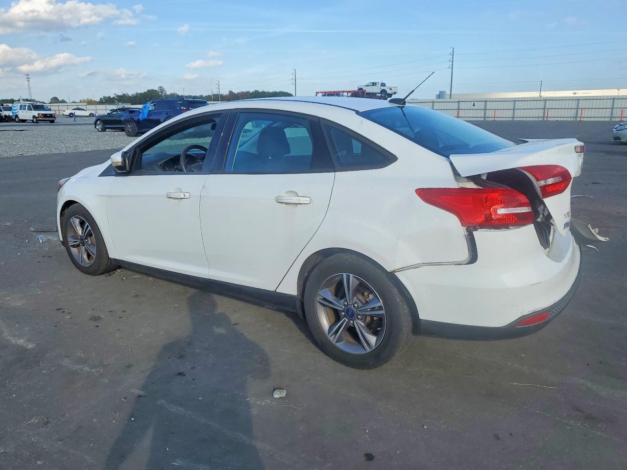 2017 FORD FOCUS SE photo 4