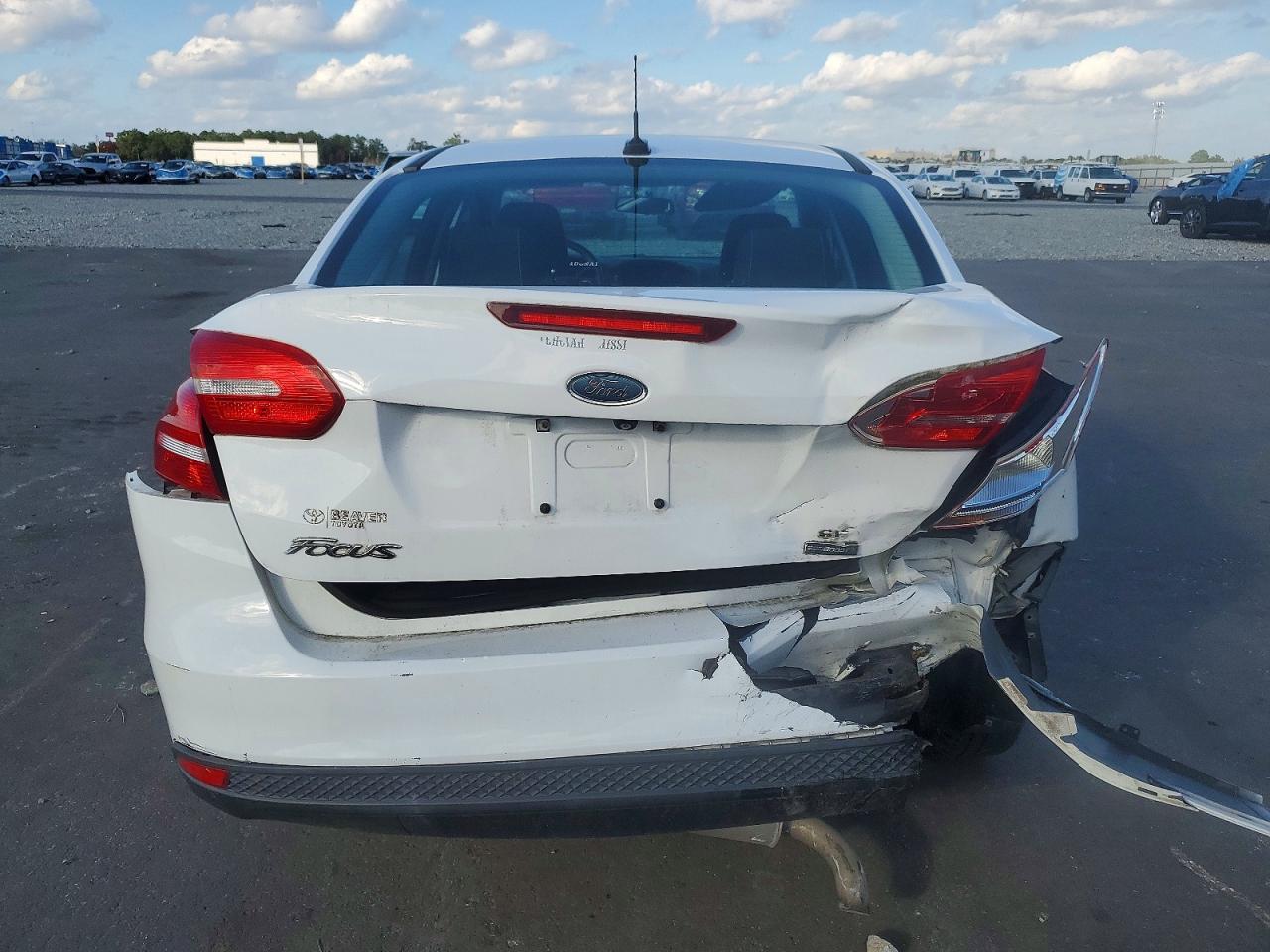 2017 FORD FOCUS SE photo 16