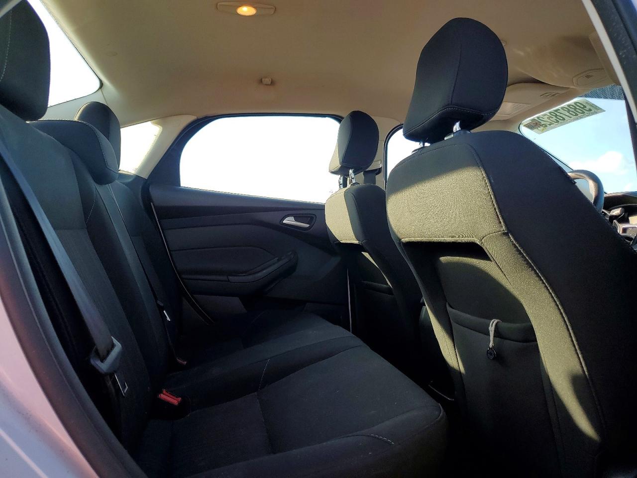 2017 FORD FOCUS SE photo 28