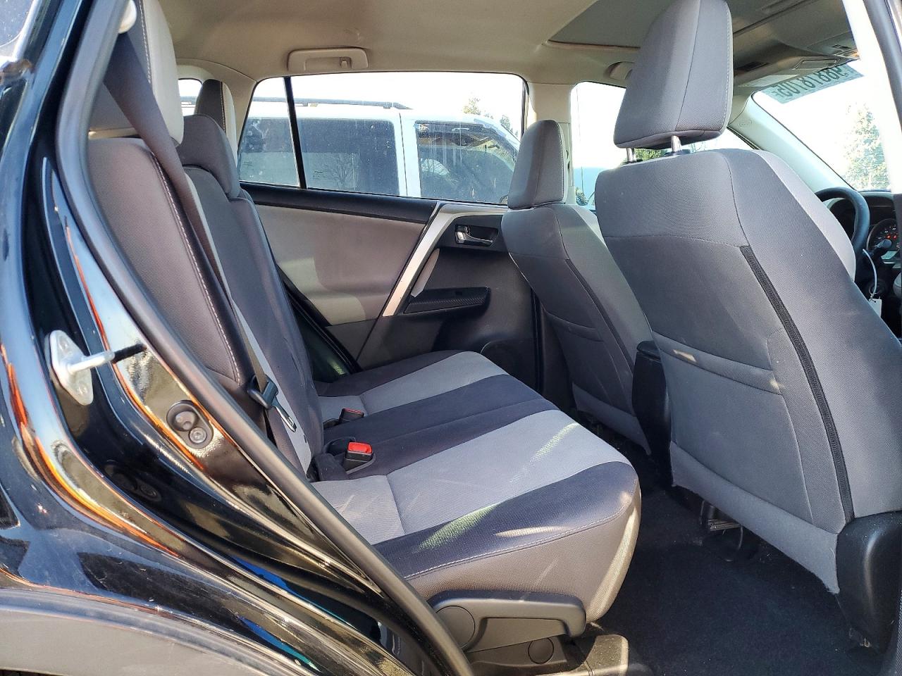 2015 TOYOTA RAV4 XLE photo 31