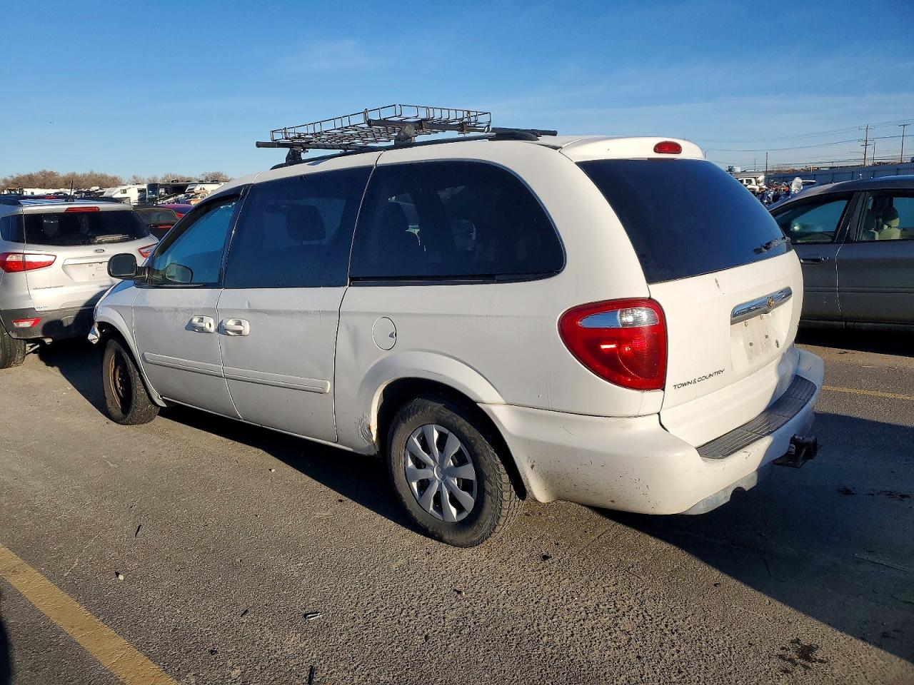 2006 CHRYSLER TOWN & COUNTRY LX photo 2