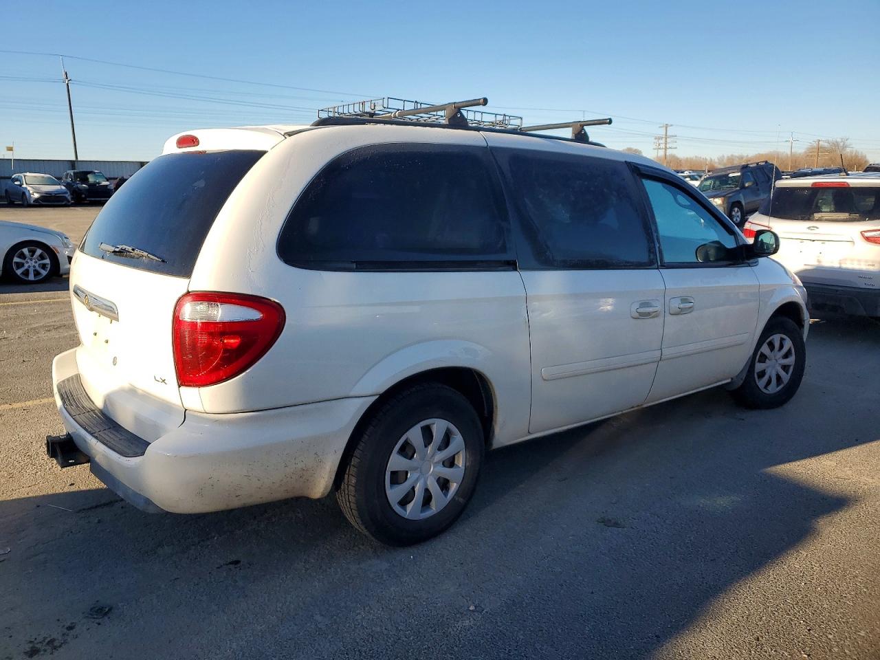 2006 CHRYSLER TOWN & COUNTRY LX photo 3