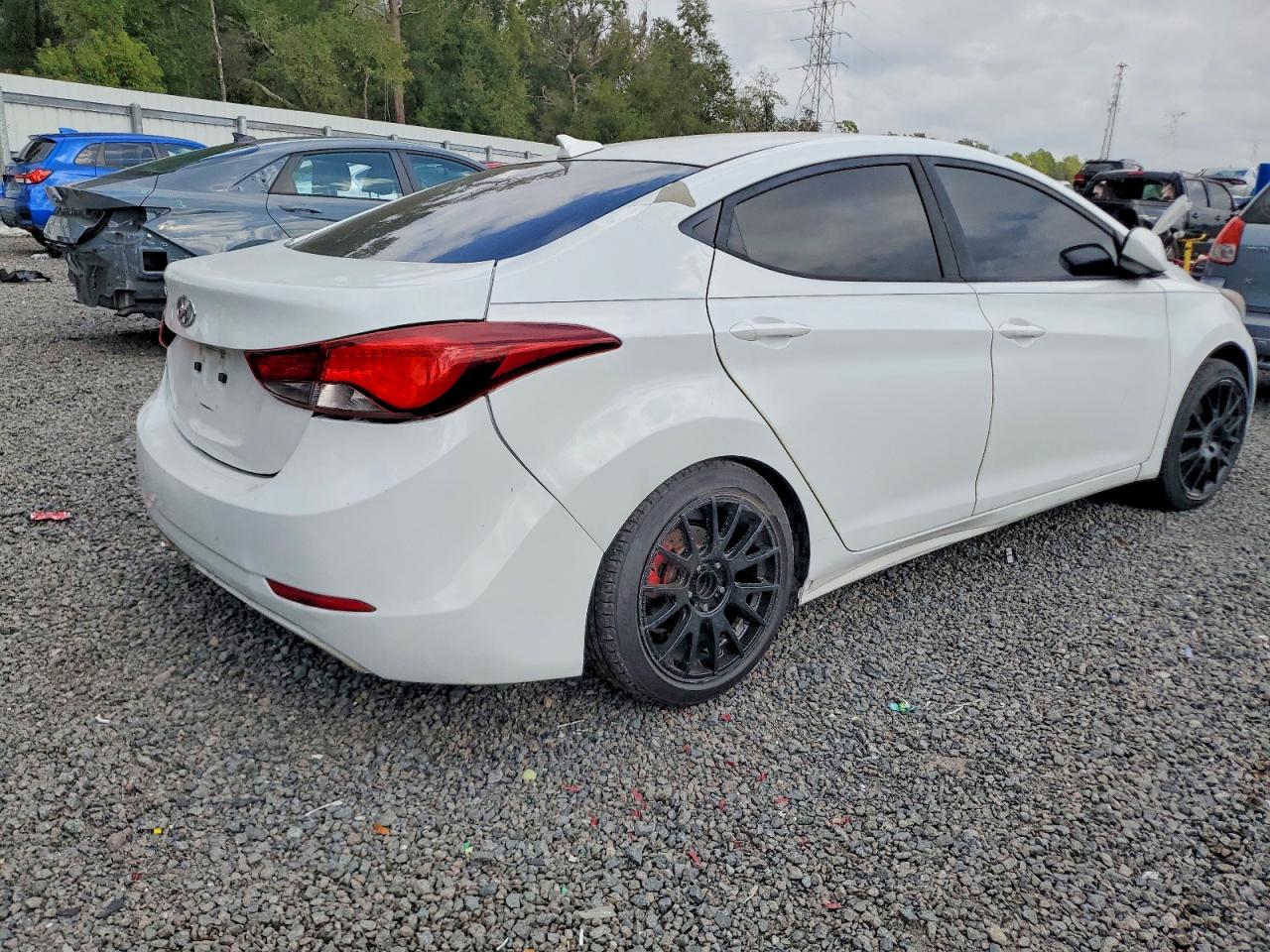 2016 HYUNDAI ELANTRA SE photo 3